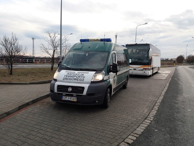 Pasażerowie pojechali w dalszą podróż z innym kierowcą, który posiadał wszystkie wymagane uprawnienia.