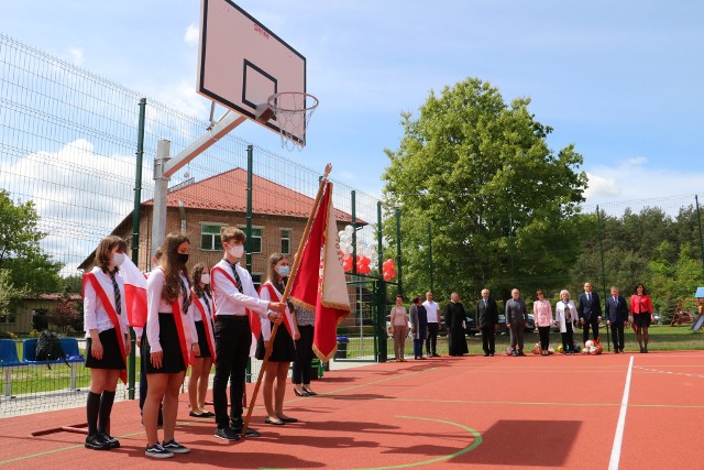 Uroczystość otwarcia na nowo zbudowanym boisku szkolnym, z udziałem uczniów szkoły i gości