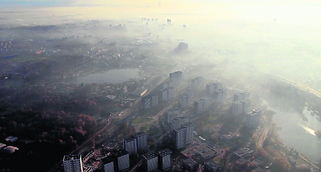 Tak wyglądają Katowice w smogu z balonu ULKA, czyli Uniwersyteckiego Laboratorium Kontroli Atmosfery. W koszu balonu UŚ jest mobilne laboratorium. Zdjęcie wykonano w listopadzie 2017 r.