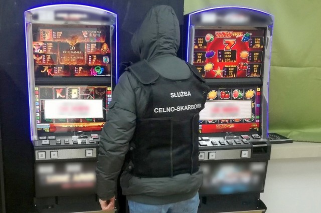 Funkcjonariusze KAS przejęli w Wysokiem Mazowieckiem nielegalne automaty hazardowe