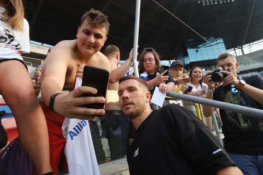 Tak wyglądało powitanie Lukasa Podolskiego w 2021 roku....