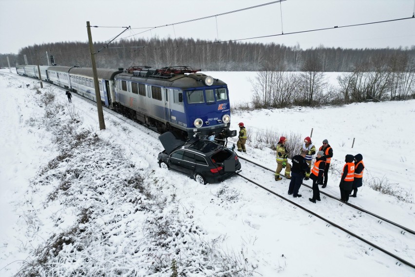 Zderzenie pociągu z samochodem osobowym w Charnowie.