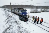 Zderzenie pociągu z samochodem osobowym. 25-latek wjechał na niestrzeżony przejazd kolejowy w Charnowie 