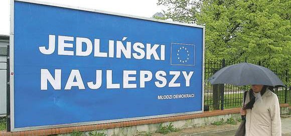 Na banerze pojawiła się reklama jednego z kandydatów do Europarlamentu. Ksiądz Bednarski nie godzi się na takie rozwiązanie.
