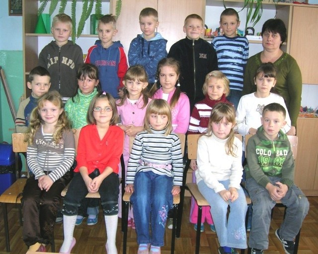 Klasa I Wychowawczyni Bozena Kaminska. Uczniowie: Patryk Bielas, Wiktoria Bisinska, Mateusz Boruch, Jakub Drozdz, Julia Gawor, Dominik Jablonski, Natalia Janczyk, Sebastian Kaleta, Olga Korba, Jakub Kraska, Dominik Malmon, Patrycja Niewadzisz, Paulina RzeLnik, Sandra RzeLnik, Szymon RzeLnik, Karolina Rzesa, Klaudia Wanowska.