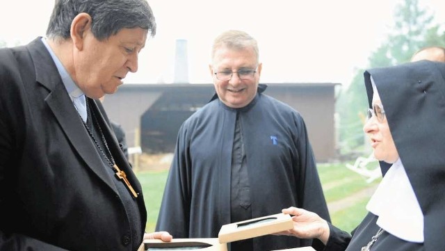 Kardynał de Aviz (z lewej) otrzymał od ksieni opactwa s. Stefani Polkowskiej jubileuszowe pamiątki