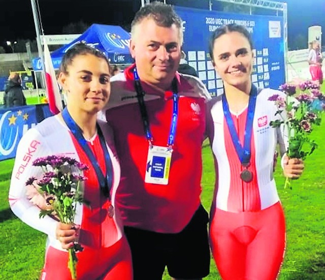 Trener Marcin Adamów z medalistkami w madisonie, Nikolą Wielowską i Zuzanną Olejniczak