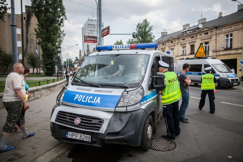 Wypadek policyjnego radiowozu na Piotrkowskiej [ZDJĘCIA+FILM]