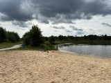 Kąpielisko na zalewie Miła w Stąporkowie wystartuje już w sobotę 22 lipca. Wkrótce nowe atrakcje. Zobacz, jak jest teraz