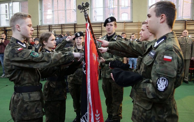 Uczniowie klas mundurowych III Liceum Ogólnokształcącego w Grudziądzu złożyli  przysięgę wstępując tym samym w szeregi lokalnej Jednostki Strzeleckiej 3301. Uroczystość odbyła się w sali gimnastycznej III LO. Szkoła ta od lat współpracuje ze Związkiem Strzeleckim „Strzelec”. 