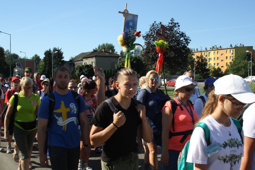 Oświęcimscy pątnicy w pięciu grupach z dekanatów:...