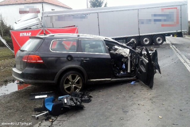 Na miejscu wypadku ratownicy medyczni podjęli próbę reanimacji 45-letniej kobiety, kierowcy samochodu osobowego marki Volkswagen Passat. Nie udało się jednak uratować kobiety. Zmarła na miejscu. Kierowcy tira nic się nie stało.