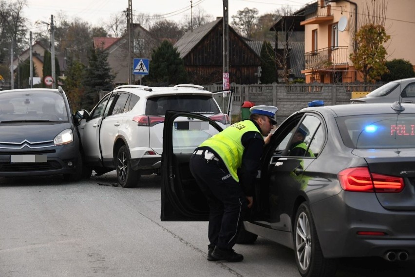 Kraksa w Zgórsku w powiecie kieleckim. Zderzyły się dwie osobówki