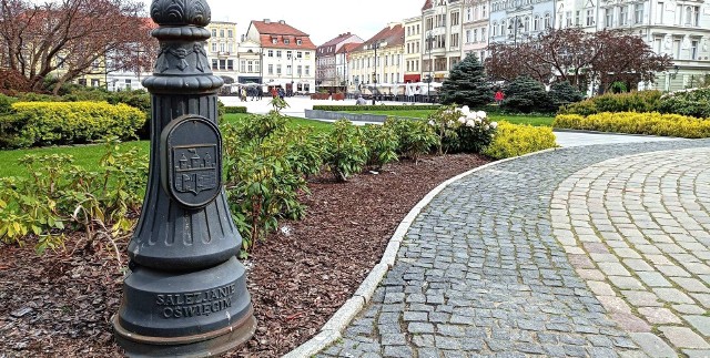 W jednym z dużych miast w Polsce na Rynku i głównych ulicach stoją takie latarnie uliczne z nazwą Oświęcim
