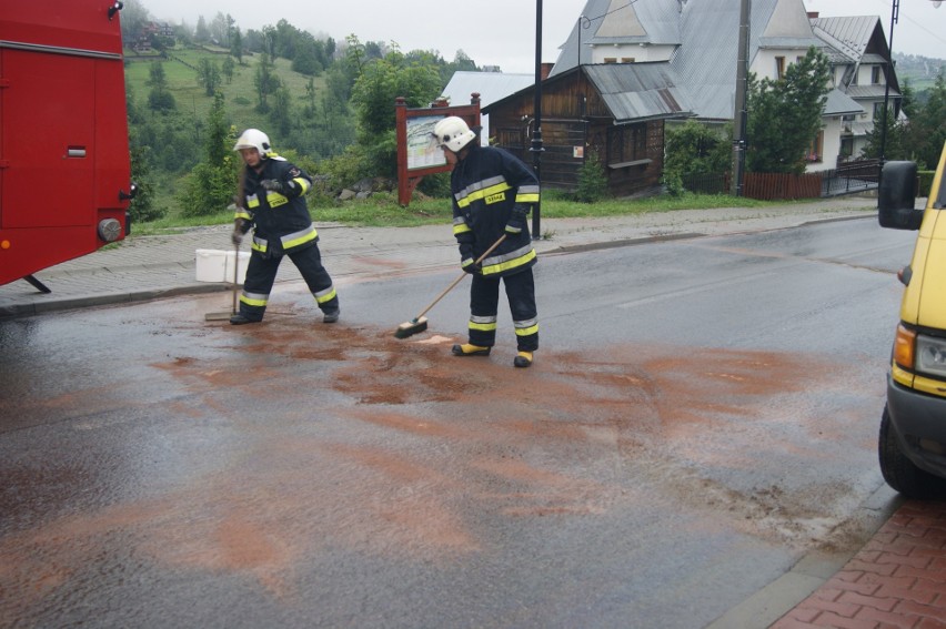 Bukowina Tatrzańska: Ogromna plama oleju w centrum wsi. Rozbiły się na niej dwa auta