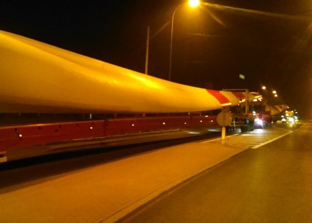 Wiatraki jadą przez Bielsk Podlaski na farmę wiatrową. Kolejny transport łopat wirnika