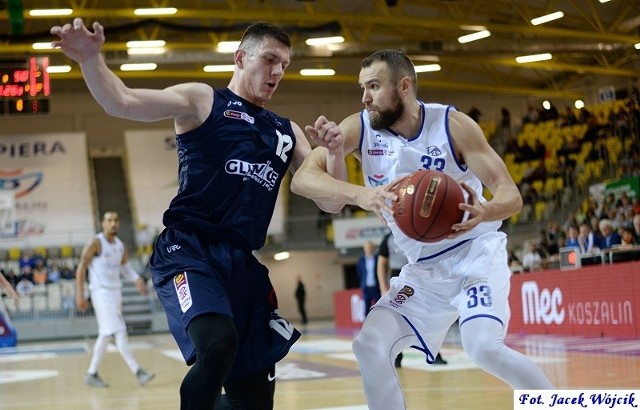 GTK to jedyny zespół z grających obecnie w Energa Basket Lidze, z którym AZS dotąd nie wygrał. Nie zmieniło się to po niedzielnym meczu 18. kolejki. Kibice od początku oglądali zacięte i wyrównane spotkanie. Lekka przewaga AZS zaczęła rysować się ok. 6-7 min. Dwie trójki i akcję 2+1 zaliczył Torey Thomas, przytomnie pod koszem zachował się Brandon Walters i AZS w 9. min urwał się na 11 pkt (26:15). W ostatnich akcjach kwarty goście trochę podgonili wynik, ale początek II kwarty należał zdecydowanie do Akademików. Walters zaliczył kolejne udane akcje pod obręczą, a z dystansu trafił Bartosz Bochno i po 3. min przewaga urosła do 12 pkt (36:24). Różnica w przedziale 8-12 pkt utrzymywała się niemal przez całą kwartę. Końcówka to już błędy AZS, bezlitośnie wykorzystane przez gości. W efekcie do szatni AZS zabrał tylko 3 pkt przewagi. Jeszcze gorzej wyglądało to po zmianie stron. Od pierwszych akcji bardzo aktywny był Myles Mack, który praktycznie w pojedynkę wyprowadził GTK na prowadzenie 50:48 (22.). Do gości należała też końcówka kwarty, którą wygrali ostatecznie 25:15, a na ostatnie 10. min spotkania wychodzili z przewagą 7 oczek. Czwartą kwartę otworzył trójką Marek Piechowicz na najwyższe prowadzenie GTK 73:63. Sygnał do odrabiania strat dał Grzegorz Surmacz. Kapitan AZS zdobył aż 9 pkt w serii 11:0, która przywróciła koszalinian na prowadzenie. Od tego momentu oglądano zaciętą walkę, a prowadzenie kilka razy przechodziło z rąk do rąk. W końcówce goście stracili środkowego Mavericka Morgana (5 fauli), ale AZS nie potrafił tego wykorzystać. Zamiast gry pod kosz, były seryjnie oddawane rzuty z dystansu. O ile w I połowie trójki wpadały do kosza (5/11), to po zmianie stron wyglądało to fatalnie (3/20). Goście nie rzucali tak często zza łuku (6/18), ale w końcówce nie pomylili się Mack i Riley LaChance, przesądzając o wygranej GTK. - Tak naprawdę nie przegraliśmy tego meczu w końcówce. Ten proces zaczął się w momencie, gdy prowadziliśmy różnicą 12 punktów i zaczęliśmy grać indywidualnie. Nie zastawiliśmy dwa razy, nie złapaliśmy piłki, nie postawiliśmy zasłony i Gliwice odzyskały wiarę w to, że mogą wygrać mecz - ocenił po spotkaniu trener AZS, Marek Łukomski. Było to czwarte starcie obydwu drużyn w najwyższej klasie rozgrywkowej. Po raz czwarty z wygranej cieszyli się koszykarze GTK. AZS Koszalin - GTK Gliwice 82:85 (26:19, 22:26, 15:25, 19:15) AZS: Brandon 19 (1x3, 8 zb., 8 as., 4 prze.), Sumacz 19 (2x3, 11 zb.), Thomas 17 (3x3, 8 as., 6 zb., 3 str.), Tejić 6 (3 zb., 2 bl.), Jarecki 2 - Walters 9 (5 zb., 3 prze.), Bochno 8 (2x3, 3 zb.), Papić 2, Czujkowski 0 (3 zb.), Zywert 0. GTK: Mack 15 (1x3, 7 as., 3 zb.), LaChance 8 (1x3), Kiwilsza 6 (1x3, 4 zb.), Radwański 6 (5 zb.), Dodd 6 (7 zb.) - Washington 18 (1x3, 5 zb.), Morgan 12 (5 zb., 2 bl.), Piechowicz 9 (1x3), Dłoniak 5 (1x3), Robak 0. 