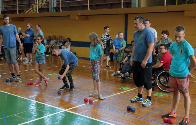 W hali sportowej klubu sportowego "Stal" w Mniszku rozegrane zostały zawody w grzeb boccia zorganizowane przez Warsztaty Terapii Zajęciowej w Grudziądzu.