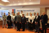 Członkowie Zarządu Powiatu ostrowieckiego spotkali się z Mistrzami Polski U-19 w waterpolo. Zobaczcie zdjęcia