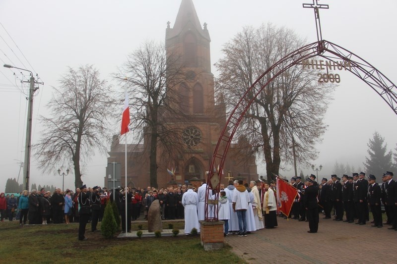 Pomnik stanął przy kościele we Wrzosie.
