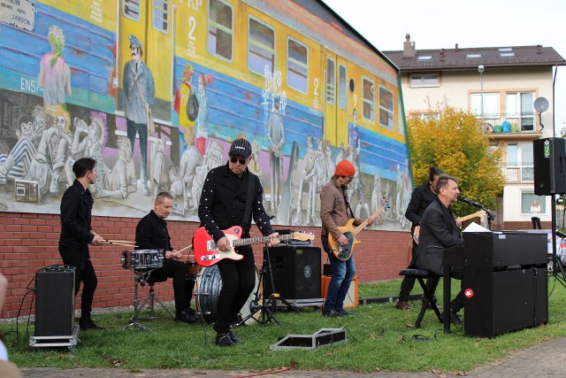 Odsłonięto mural poświęcony zespołowi Sztywny Pal Azji