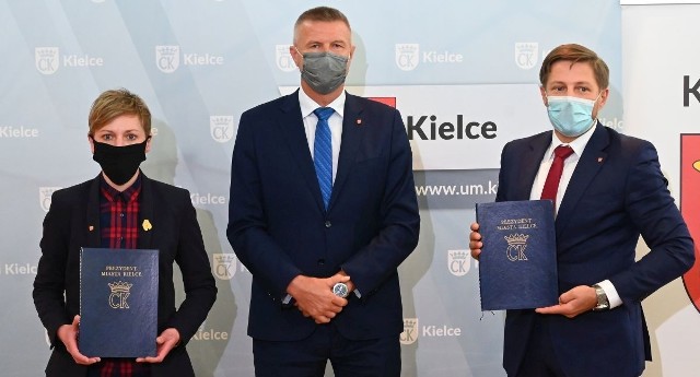 Prezydent Bogdan Wenta z nowymi wiceprezydentami: Agatą Wojdą i Marcinem Chłodnickim.