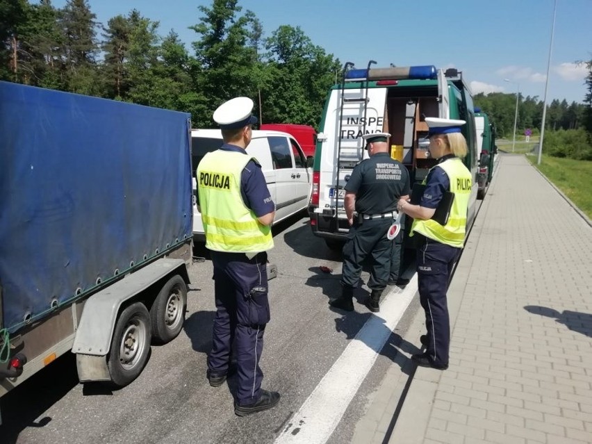 Policjanci oraz inspekcja drogowa sprawdzili w czwartek...