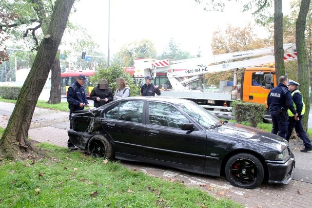 Wypadek BMW. Wypadło z drogi, zatrzymało się na chodniku, Wrocław, 17.10.2016