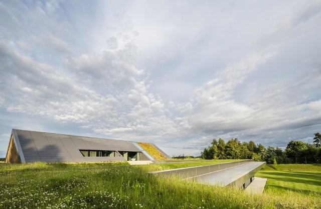 Te projekty to prawdziwe perły architektury. Zobacz niesamowite realizacje nagrodzone w plebiscycie "Polska Architektura XXL 2019".Aby przejść do galerii, wystarczy nacisnąć strzałkę w prawo lub przesunąć zdjęcie gestem.