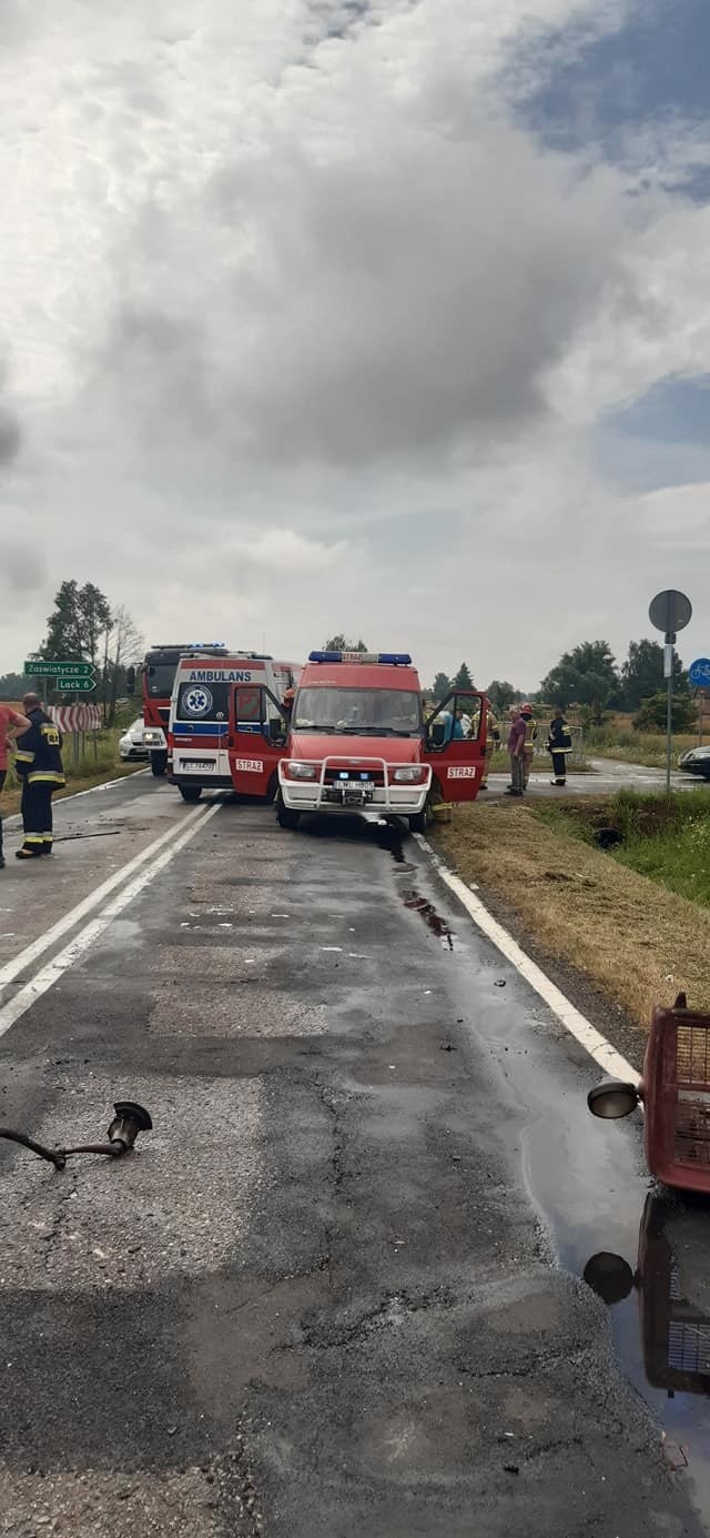 Groźny wypadek w powiecie włodawskim. Audi rozerwało ciągnik rolniczy na pół