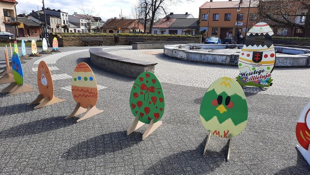 Wielkanocne jaja, przygotowane przez dzieci, ozdabiają Rynek w Skaryszewie.
