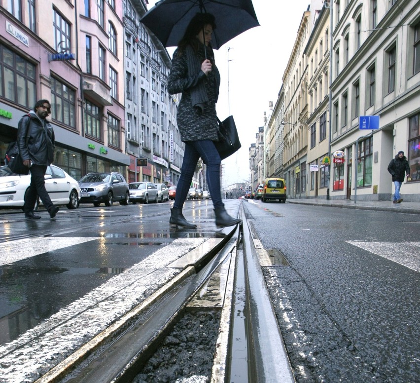 40 tramwajów na godzinę na Krupniczej. Dla aut zabrakło miejsca. Zmiany od dziś