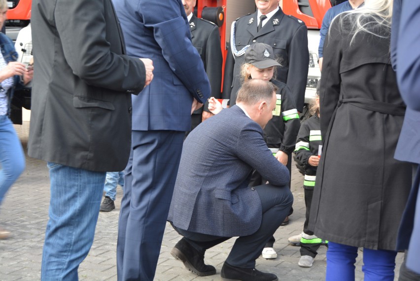 Andrzej Duda w Troszynie. 2.06.2020 prezydent RP spotkał się z mieszkańcami. "Damy radę!" skandował tłum. Zdjęcia, wideo