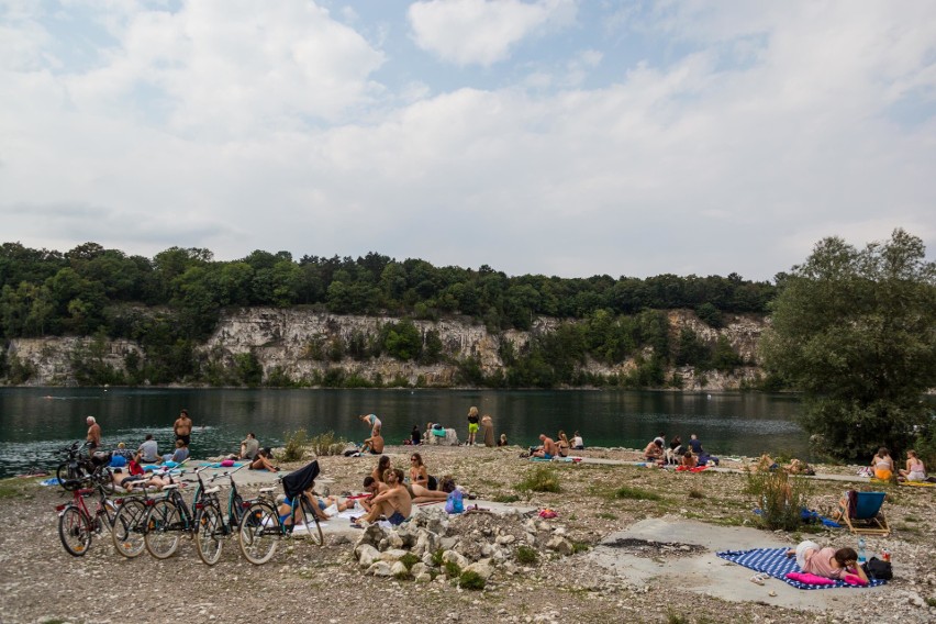 Upał w mieście? Krakowianie spędzają weekend nad Zakrzówkiem [ZDJĘCIA]