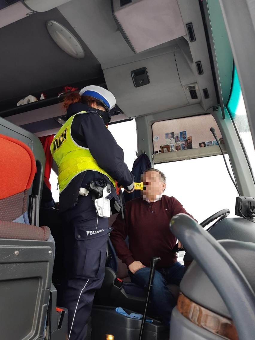 Pracowity weekend jędrzejowskich policjantów. Kontrolowali autobusy i galerię handlową [ZDJĘCIA]