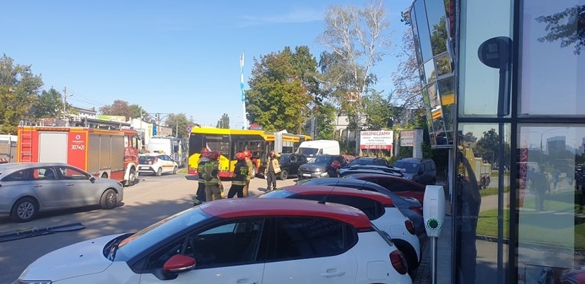 Wypadek autobusu na ul. Rzgowskiej w Łodzi. Kierowca MPK zasłabł... ZDJĘCIA