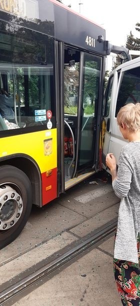 Autobus zderzył się z busem na ul. Hubskiej we Wrocławiu [ZDJĘCIA]