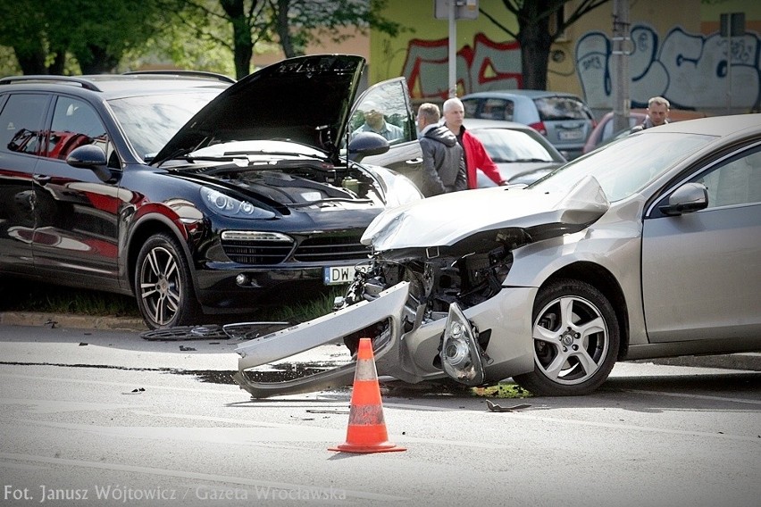 Wrocław: Wypadek Porsche na rondzie Żołnierzy Wyklętych (ZDJĘCIA)