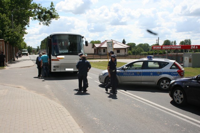 W Choceniu wydarzył się tragiczny w skutkach wypadek. Z ustaleń wynika, że 55-letni mężczyzna,  w stanie nietrzeźwym, zatoczył się na chodniku i nieostrożnie wszedł na jezdnię wprost pod jadący autobus. Niestety na skutek odniesionych obrażeń mężczyzna zmarł na miejscu. Kierowca autobusu był trzeźwy.
