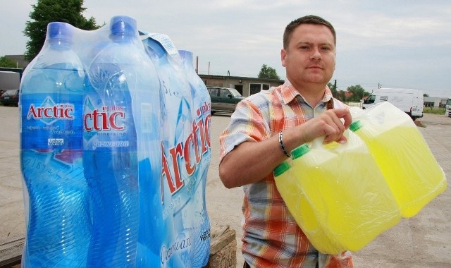 - Zbieramy między innymi wodę pitną i środki czystości. Liczymy na hojność mieszkańców, którzy wiele razy udowodnili, że mają wielkie serca - mówi Daniel Gądek, syn współorganizatora akcji.