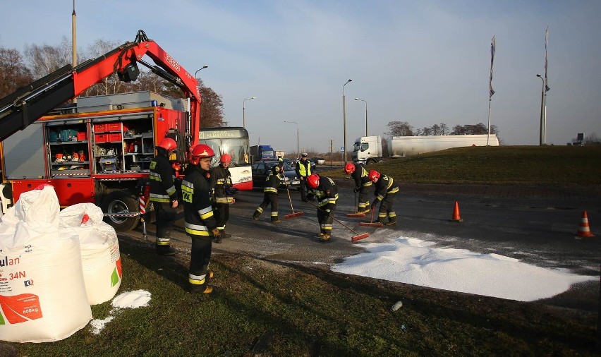 Worki z saletrą na rondzie kozienickim