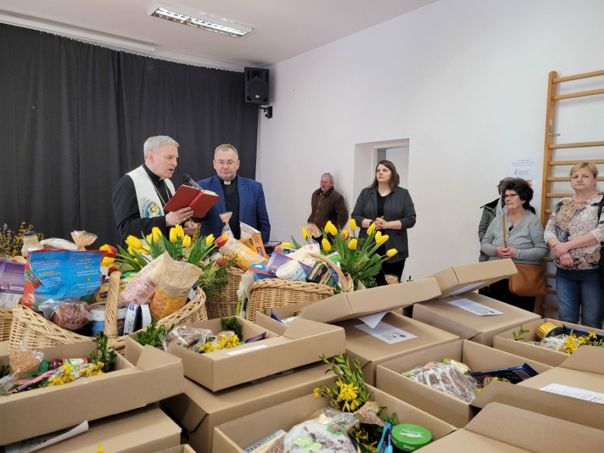 Caritas Diecezji Sandomierskiej przekazała świąteczne paczki schroniskom dla bezdomnych w naszym regionie. Zobacz zdjęcia
