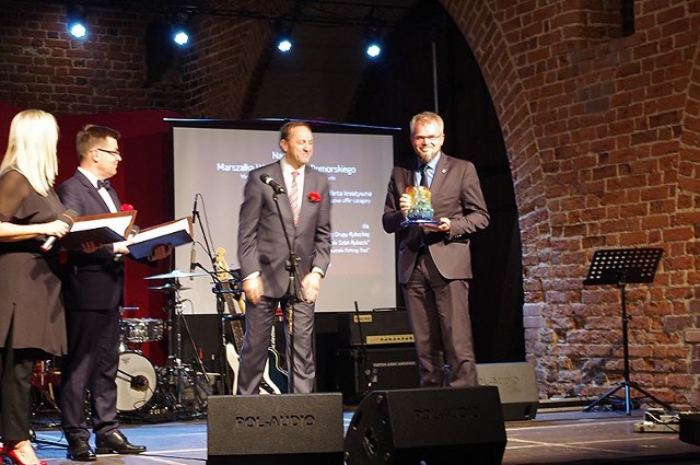 Słowińska Grupa Rybacka z Ustki nagrodzona przez marszałkaNagrodę dla SGR odebrał jej prezes Maciej Karaś (pierwszy z prawej).