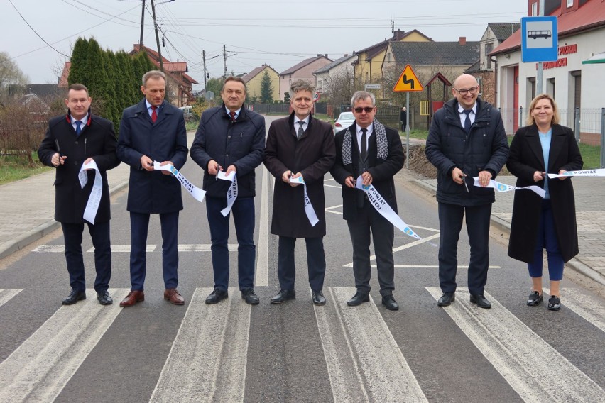 Droga w Szczukowicach, w gminie Piekoszów, oficjalnie oddana do użytku. Teraz jest tu bezpiecznie! ZDJĘCIA