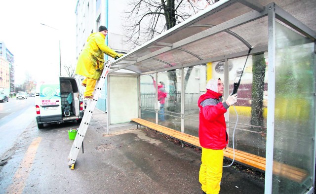 Na wielu przystankach po wyborczych plakatach nie ma nawet śladu. Po komitetach wyborczych do pracy ruszyła z myciem firma sprzątająca.