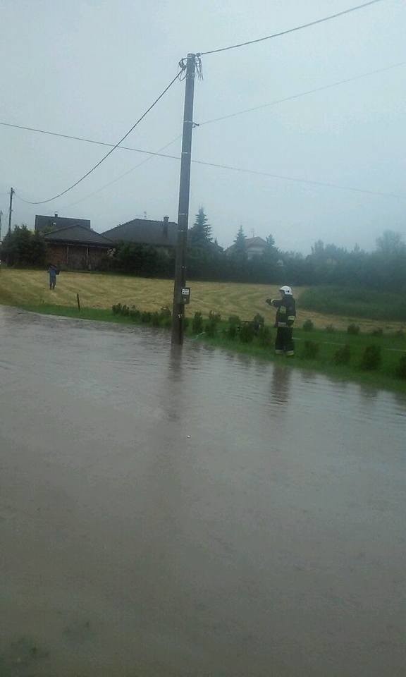 Uwaga, podwyższone poziomy wód w Śląskiem. Intensywne opady deszczu w całym regionie. Są podtopienia [ZDJĘCIA]