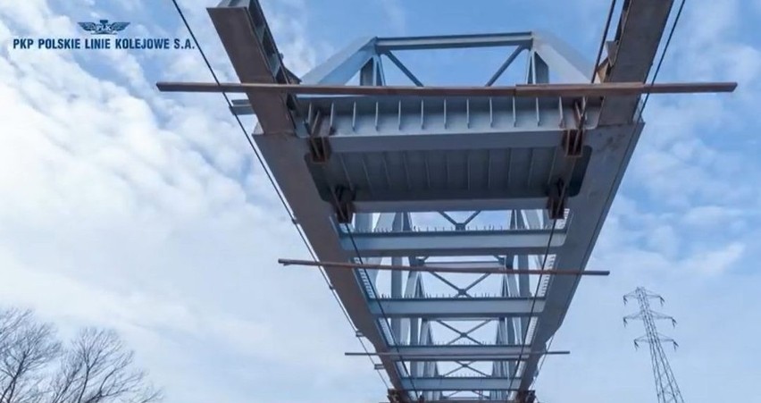 Ostrołęka. Remont mostu kolejowego. Zobacz jak nasuwano nowy most kolejowy nad Narwią. Wideo
