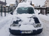 Śnieżna czapa na dachu samochodu. Kontrola drogowa w Sichowie Dużym