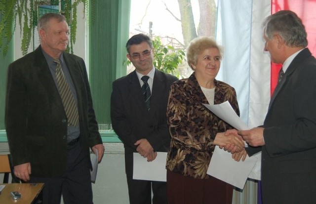 Nowi fałkowscy radni (od lewej): Jan Badelski, Marian Adamczyk i Jadwiga Zuchmańska otrzymują gratulacje od przewodniczącego rady Mieczysława Szymczyka.