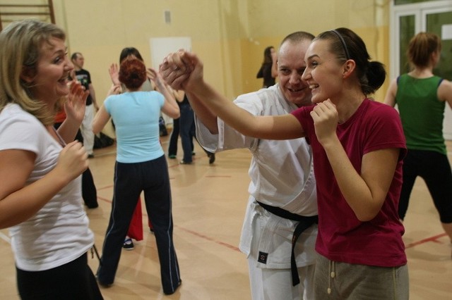 Na zakończenie kursu instruktor karate Marek Misztal udzielał uczestniczkom ostatnich rad.